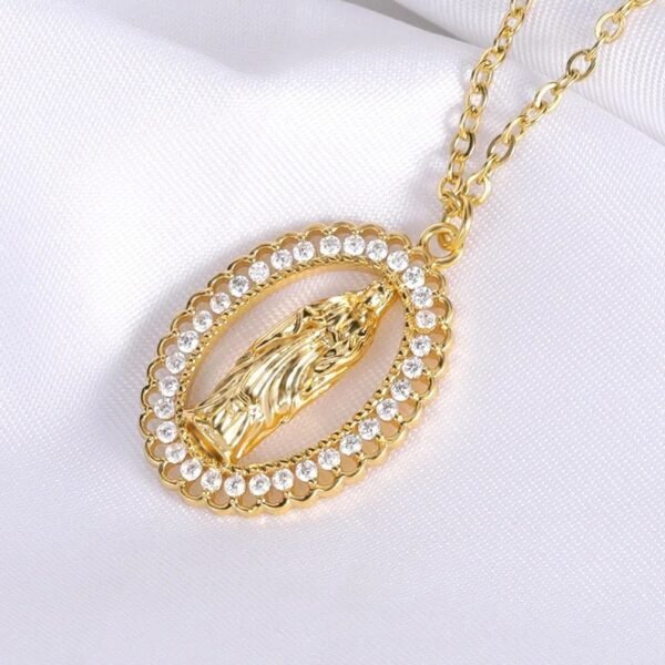 Collar con Dije Galvanizado Virgen María + Caja de Regalo